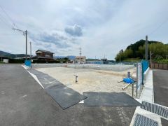 カースペースは並列4台＾＾ご夫婦で1台ずつとご友人や急な来客があっても安心です＾＾