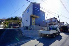 前面道路は、公道西側約4.6ｍ、私道北側4.6ｍ。車通りが少ないため小さなお子様がいるご家庭でも安心です＾＾