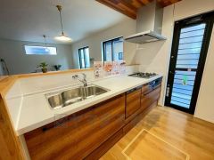 対面式カウンターキッチンでお子様の様子が見守れます。カウンタートップは耐熱性に優れており、日ごろのお掃除もふき取るだけでＯＫ。ステンレスシンクも簡単にお掃除できますよ。