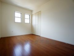 同仕様写真。木目調のシンプルデザインで落ち着きと安らぎの空間に仕上げています。各部屋に収納が完備されているので、お荷物が多くなっても安心の設計です。
