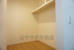 同仕様写真。収納力豊富なウォークインクローゼット付き。洋服や小物などを1箇所にまとめて美しい収納を実現します。