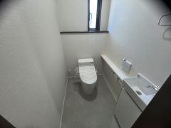 ウォシュレット付トイレです。節水機能もあるので、安心して使えますね。