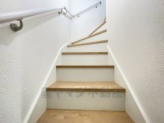 ご年配の方でも安心できる、手すり付き階段です＾＾段差も低めで設定されてますので安全性にも優れてますね＾＾