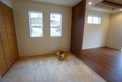 リビングからの続き間として和室をご用意しました。普段はリビングとつなげて開放的なスペースとして。来客時には客間としてお使いいただけます。