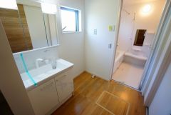 同仕様写真。三面鏡つき洗面台。収納も一体型になっているので、ドライヤーやヘアアイロンの置き場に困りませんね。