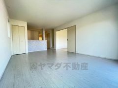 対面式キッチンを中心としたリビングダイニングで家族の会話が弾みそうです。