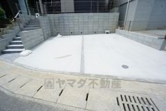 カースペースは停めやすい並列駐車2台付き。 前面道路は大型車両の通行も少ないので静かで快適な生活を送れます＾＾