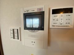 ドアを開けずに来訪者を確認できるモニター付インターフォン。防犯はもちろん、セールスマン対策にもなりますね＾＾