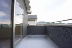 南面バルコニー。お洗濯物も気持ちよく干せそうです。高台の立地で回りに高い建物もなく、眺望、陽当たり良好です。