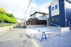 前面道路は交通量が少なく小さなお子様がいるご家庭も安心です＾＾