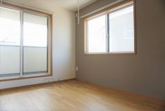 同仕様写真。全居室にはたっぷり収納できる大型クローゼットを設置しています。窓には断熱性・保温性にすぐれ、省エネ効果のあるペアガラスを採用。冬には結露を防止します。