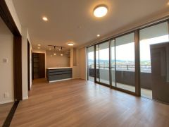 大きな窓のあるリビングは、陽光あふれる明るい空間です。居心地良く、ご家族皆がゆったりくつろげる憩いの空間となりそうです。