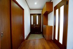 たっぷり収納できるシューズボックスです。家族全員の靴がきれいに整頓できます。棚の上にお花や写真を飾っても良いですね。