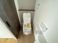 温水洗浄機付トイレです。節水機能もあるので、安心して使えますね。もちろん、1階2階の2ヶ所にトイレがあるので、忙しい朝にもゆとりができますね。