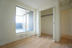 全居室にはたっぷり収納できる大型クローゼットを設置しています。窓には断熱性・保温性にすぐれ、省エネ効果のあるペアガラスを採用。冬には結露を防止します。