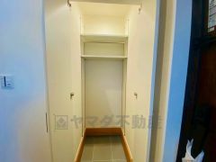 シューズインクローゼットも完備されており、玄関収納も問題ありません。棚の上にお花など飾ってインテリアも楽しめますね。