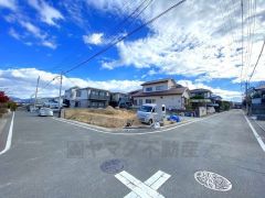 前面道路は公道北西側約5.9ｍ、南西側約5.9ｍ。幅広いため車の離合や駐車がスムーズ＾＾