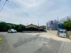 前面道路は約6ｍ以上と駐車がスムーズ＾＾ カースペースは、停めやすい並列駐車3台。