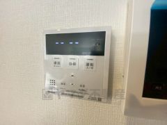給湯器リモコンはキッチン横からボタンひとつで操作が楽々。通話ボタン付きでお子様とも会話ができて安心です。
