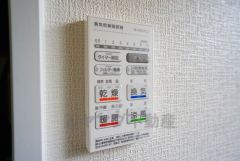 浴室暖房乾燥機には、暖房、乾燥、涼風、換気の4つの機能が付いています。タイマー付きです。