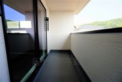 同仕様写真。幅広のインナーバルコニーは多少の雨でも洗濯物を守ってくれ、家事を助けてくれること間違いなし。眩しすぎる日差しも和らげます。