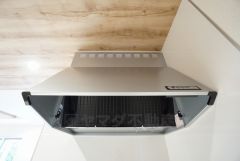 お手入れが簡単なスリム型レンジフードです。調理により発生する油煙や臭いを吸い込み、屋外へ排気してくれます。