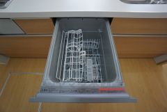 家事の時間が短縮できる食器洗浄乾燥機付。後片付けもラクラクです。 食器を洗う手間が減るので家族とのコミュニケーションの時間や自分の時間が増えますね。