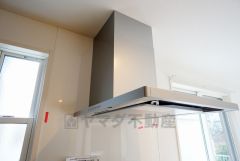 同仕様写真。調理により発生する油煙や臭いを吸い込み、屋外へ排気してくれます。
