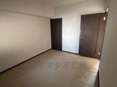 暖かい日差しが差し込む洋室。たっぷり収納できるクローゼット付きでお部屋の中をすっきりと快適に保てます。