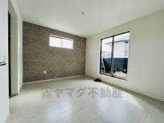 2面採光を確保した明るい室内は、風通しも良く、大変居心地の良い空間となっております。爽やかな風を感じて起きる朝は、快適生活の始まりに。