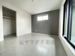 主寝室としてお使いいただけそうなこちらのお部屋は、日当たりが良く、爽やかな風を感じて起きる朝は、快適生活の始まりに。