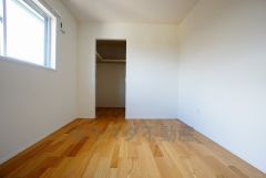 同仕様写真。木目調のシンプルデザインで落ち着きと安らぎの空間に仕上げています。各部屋に収納が完備されているので、お荷物が多くなっても安心の設計です。