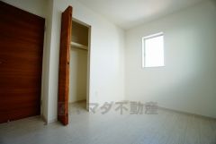 同仕様写真。住む人のこだわりを活かす洋室＾＾日当たりがよく、寝室としての利用もおすすめ。広めのクローゼットもあり荷物もすっきり片付けれ、ゆとりのある暮らしが出来ます＾＾