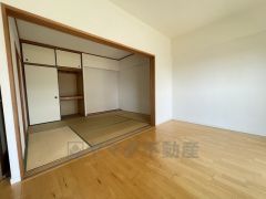 約6帖の和室。しっかりした収納スペースを確保＾＾床の間があるので、お花を飾って純和風のお部屋にしても素敵ですね＾＾