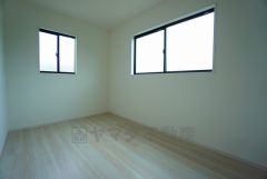 2面採光を確保した明るい室内は、風通しも良く、大変居心地の良い空間となっております。爽やかな風を感じて起きる朝は、快適生活の始まりに。