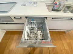 家事の時間が短縮できる食器洗浄乾燥機付。後片付けもラクラクです。