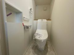 1階2階の2ヶ所にトイレがあるので、忙しい朝にもゆとりができますね。温水、暖房、ウォシュレット付の高機能トイレです。