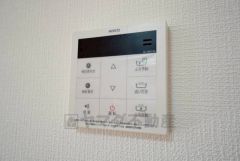 給湯器リモコンはキッチン横からボタンひとつで操作が楽々。通話ボタン付きでお子様とも会話ができて安心です。