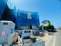 カースペース有り＾＾前面道路6ｍ。お車の離合もスムーズです＾＾