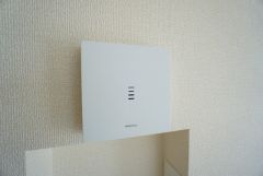 ドアを開けずに来訪者を確認できるモニター付インターフォン。防犯はもちろん、セールスマン対策にもなりますね＾＾