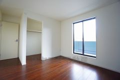 ウォークインクローゼット付きの洋室。スペースも広く、毎日のコーディネートが楽しくなります＾＾