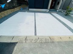 こちらの家には停めやすい並列駐車が2台分ついてます。車好きのご主人の洗車もゆったり。
