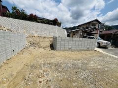 カースペースは停めやすい並列駐車2台付き。ご夫婦で1台ずつ所有できます＾＾ 前面道路は6ｍと駐車がスムーズにできます＾＾