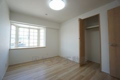 木目調のシンプルデザインで落ち着きと安らぎの空間に仕上げています。各部屋に収納が完備されているので、お荷物が多くなっても安心の設計です。 収納量たっぷりのクローゼット付です。ハンガーパイプ付で散らかり