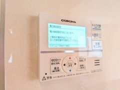 キッチン横からお湯張り、追い炊き、足し湯がボタン一つで楽々操作できる給湯機リモコンです＾＾忙しい夕飯の準備の時間帯に重宝しますね。