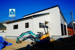 コンビニまで徒歩5分、ドラッグストアまで徒歩12分。田川市コミュニティバス「川宮」停徒歩5分＾＾