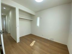 全居室にはたっぷり収納できる大型クローゼットを設置しています。窓には断熱性・保温性にすぐれ、省エネ効果のあるペアガラスを採用。冬には結露を防止します。