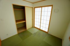 同仕様写真。リビングからの続き間として和室をご用意しました。普段はリビングとつなげて開放的なスペースとして。来客時には客間としてお使いいただけます。