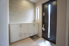 たっぷり収納できるシューズボックスです。家族全員の靴がきれいに整頓できます。棚の上にお花や写真を飾っても良いですね。