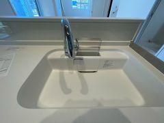 色も形もキレイなシンクは、広さも確保しているので、大きめの鍋も簡単に洗えます。